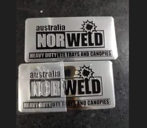 Aluminum Embossed Stamping Customized Nameplate Silk Screen Printed Logo Heavy Duty UTE Truck Advertising Branding Metal Emblem