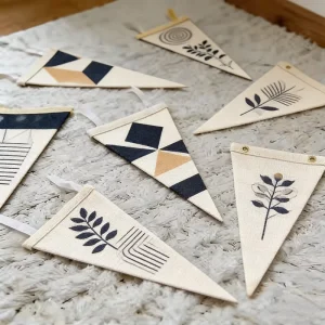 Custom Flying Style Polyester Felt Pennant Triangular Bunting Printed with Campus Logos Soft Lightweight for School Events