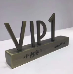 Custom Logo Modern Plastic 3D Display Stand Letters Table Base Alphabet Sign for Store Use