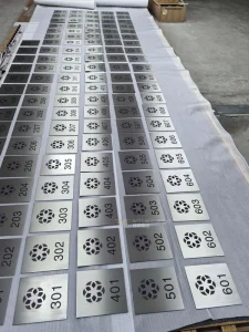 Custom UV Printed Brushed Stainless Steel Signage Durable Architectural Hotel Door Nameplates