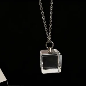 Factory Supply Gift Box K9 2d 3d Crystal Glass Necklace Pendant Cube Shaped Blank Crystal Necklace for Laser Engraving