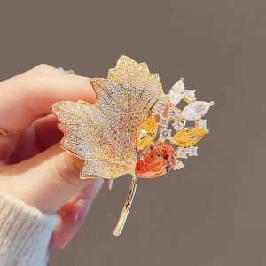 High end Fashion Luxury Retro Hollow Crystal Alloy Plating High Quality Maple Leaf Coat Brooch Clip