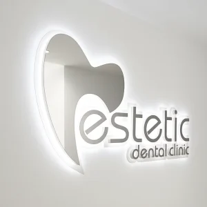 Personalized Logo Indoor/Outdoor Building Signage Metal Acrylic 3D Gold Letters Backlit LED Advertising Signboard